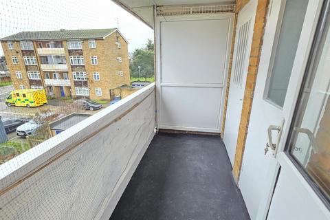 3 bedroom flat to rent, Titley Close, London