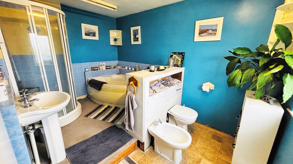 En Suite Bathroom