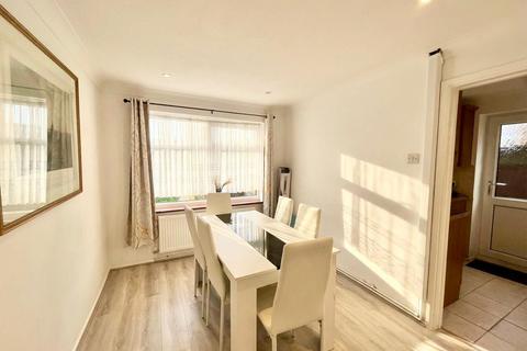 3 bedroom end of terrace house to rent, Mungo Park Road, Rainham