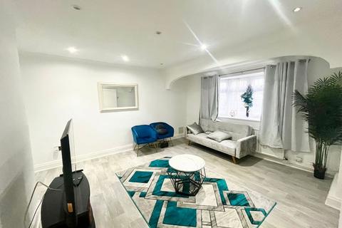 3 bedroom end of terrace house to rent, Dagnam Park Drive, Romford