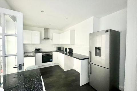 3 bedroom end of terrace house to rent, Dagnam Park Drive, Romford