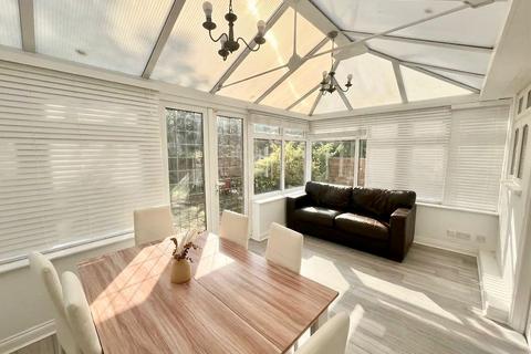 3 bedroom end of terrace house to rent, Dagnam Park Drive, Romford