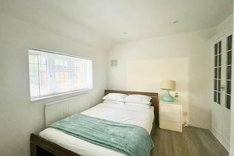 3 bedroom end of terrace house to rent, Dagnam Park Drive, Romford