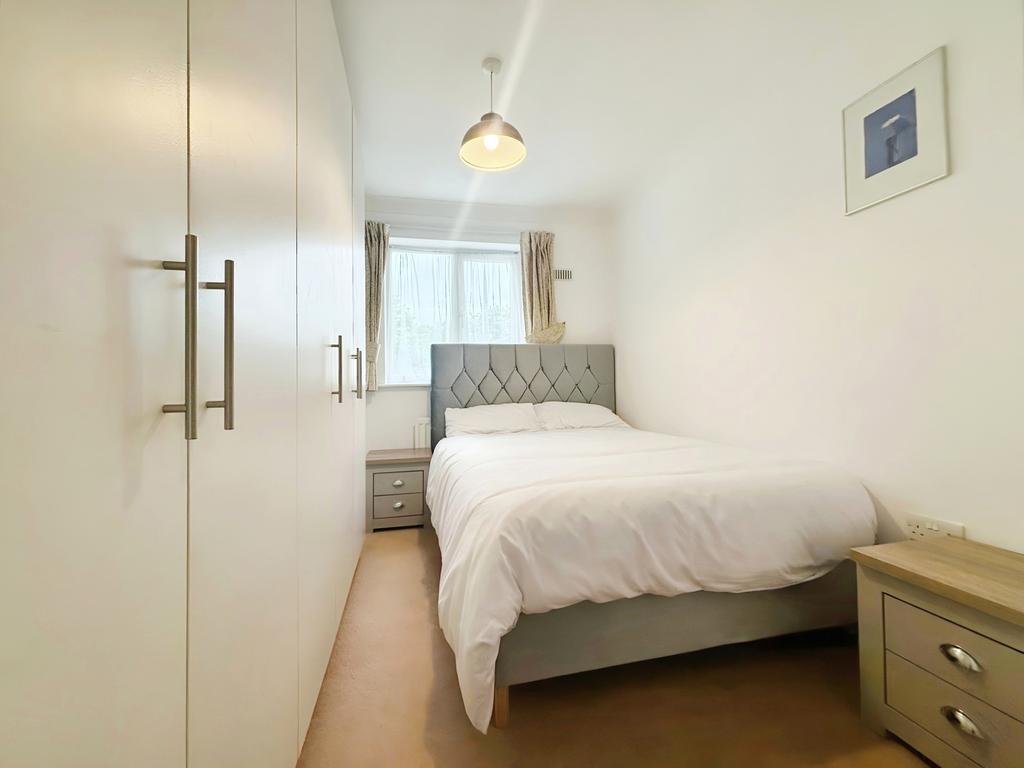 C933852b-bed 202
