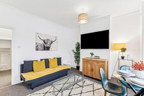 3 bedroom flat to rent, Biscay Road, London W6