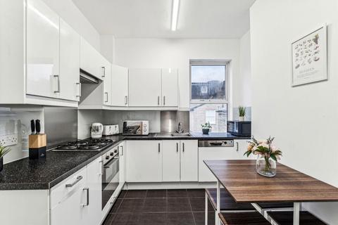 3 bedroom flat to rent, Biscay Road, London W6