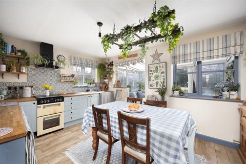 4 bedroom semi-detached house for sale, Devizes Road, Trowbridge
