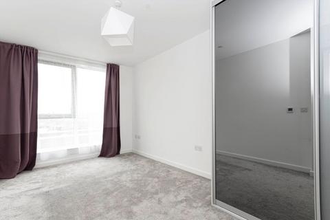 2 bedroom flat to rent, Avenue Road, London W3