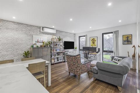 2 bedroom flat for sale, Pipit Drive, London