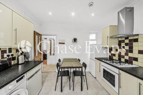 2 bedroom bungalow to rent, Eastern Avenue, Romford, RM1