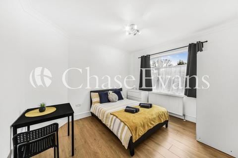 2 bedroom bungalow to rent, Eastern Avenue, Romford, RM1