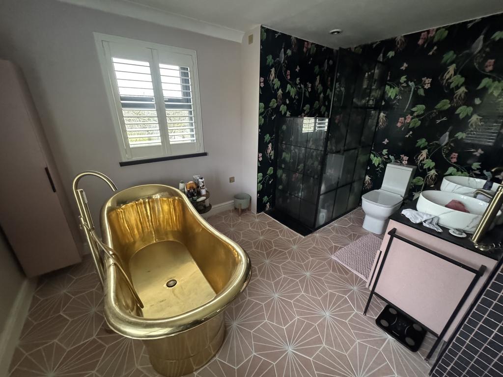 Open En-Suite Area