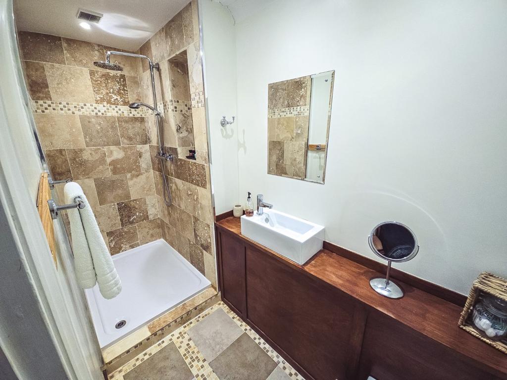 En-Suite 1