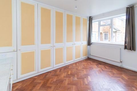 2 bedroom flat for sale, Heronsgate, Edgware, HA8