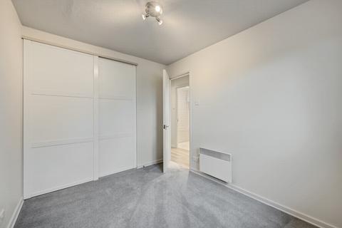 1 bedroom flat to rent, Gables Close, London, SE12
