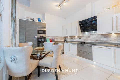 3 bedroom apartment for sale, Regents Drive, Woodford Green, IG8