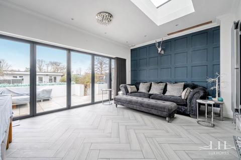 4 bedroom terraced house for sale, Osborne Road, Hornchurch