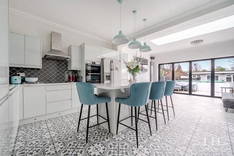 4 bedroom terraced house for sale, Osborne Road, Hornchurch