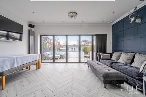 4 bedroom terraced house for sale, Osborne Road, Hornchurch