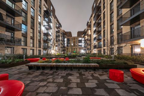 3 bedroom apartment to rent, 6 Headlam Avenue, London SW4