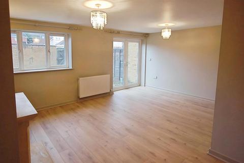 3 bedroom terraced house to rent, Cedar Close, Charlton Kings, Cheltenham