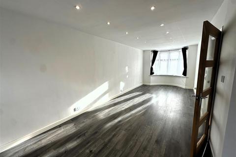 3 bedroom end of terrace house for sale, Saxon Avenue, Feltham