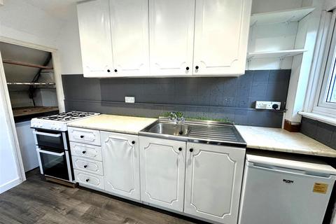 3 bedroom end of terrace house for sale, Saxon Avenue, Feltham