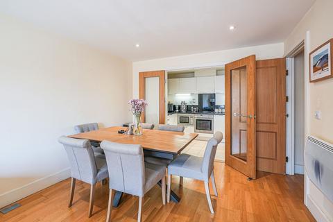 2 bedroom flat to rent, Brewhouse Lane, Castle Court, SW15