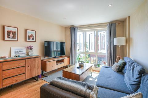 2 bedroom flat to rent, Brewhouse Lane, Castle Court, SW15