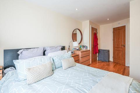 2 bedroom flat to rent, Brewhouse Lane, Castle Court, SW15