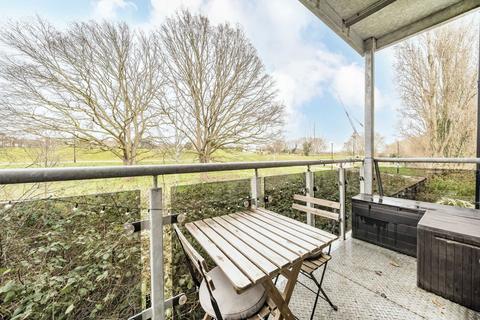 2 bedroom flat to rent, St. Georges Grove, London SW17