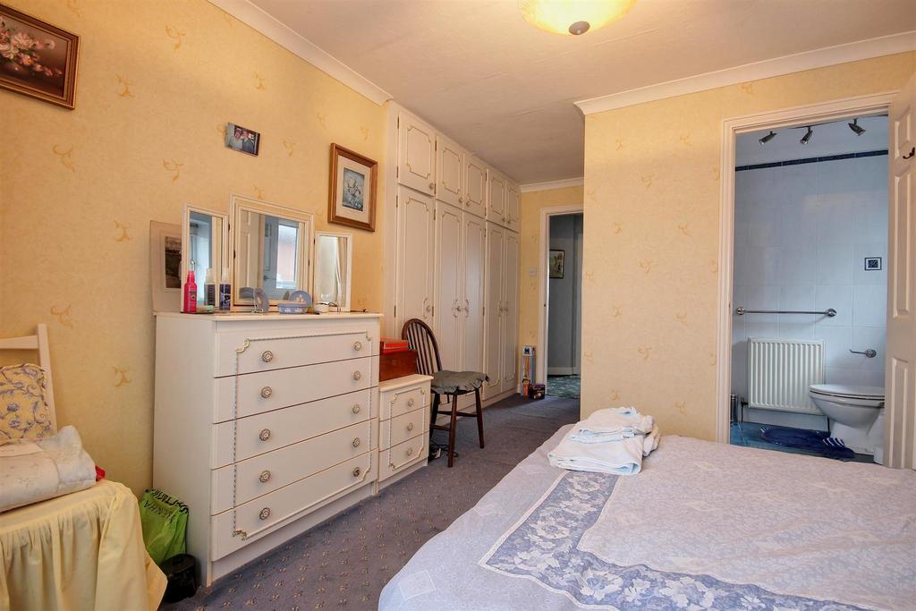 Master bedroom (front)