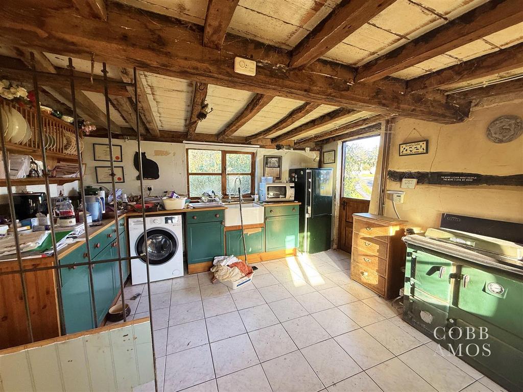 Kitchen 2.jpg