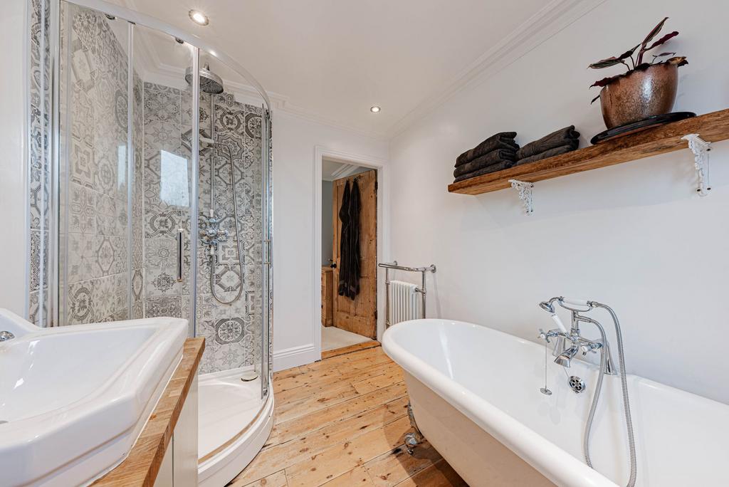 Bathroom W.C (1)