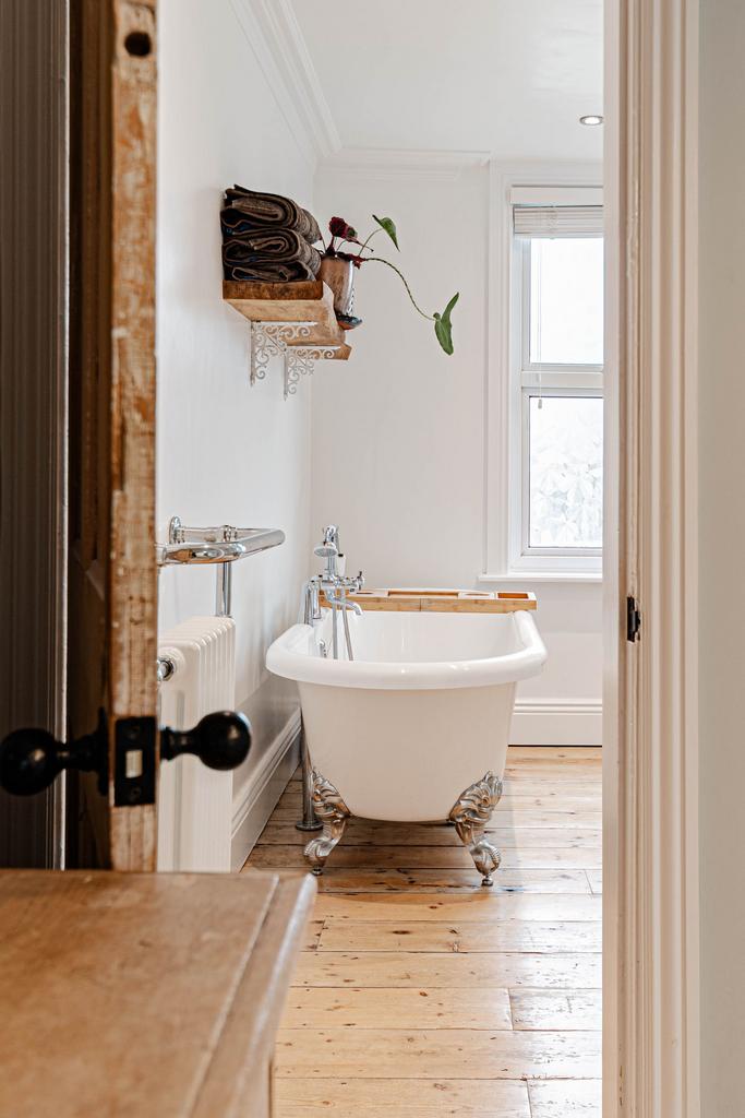 Bathroom W.C (2)