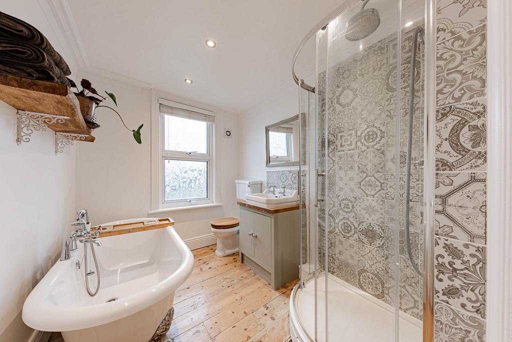 Bathroom W.C (3)