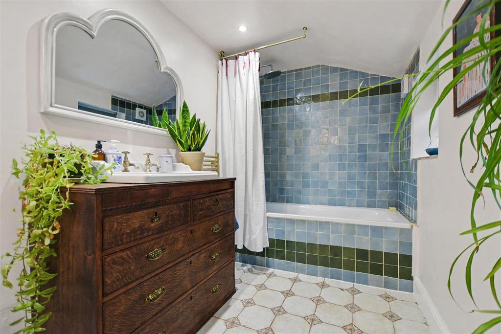 Bathroom 1.jpeg