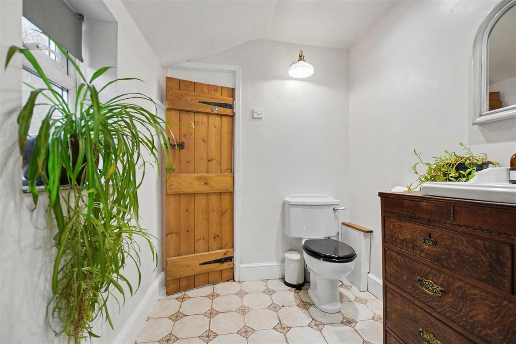 Bathroom 2.jpeg