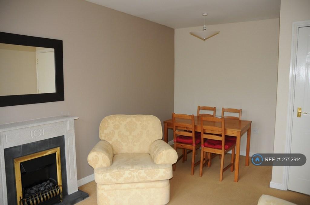 L Shaped Lounge/ Dining Area
