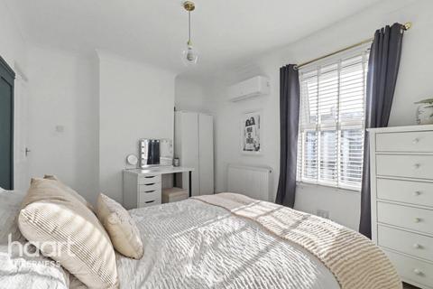 2 bedroom end of terrace house for sale, North Road, Queenborough