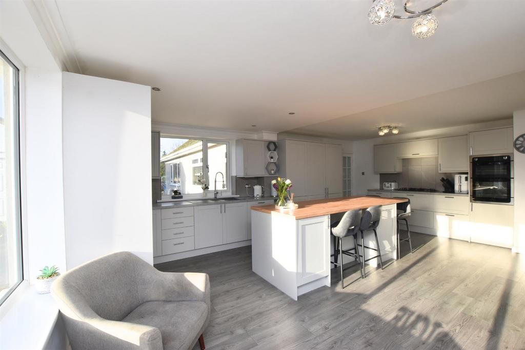 Living dining kitchen