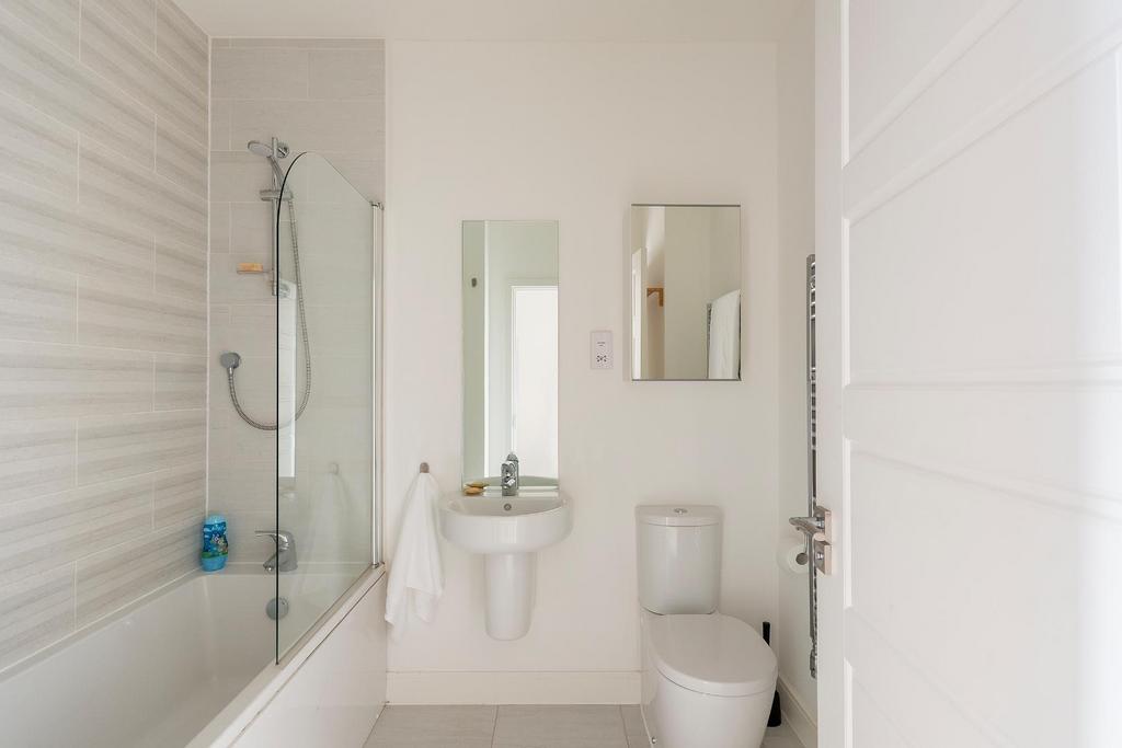 4 M4 DBR - Bathroom B.jpg