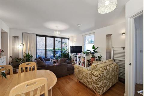 4 bedroom semi-detached house to rent, Niton Street, London