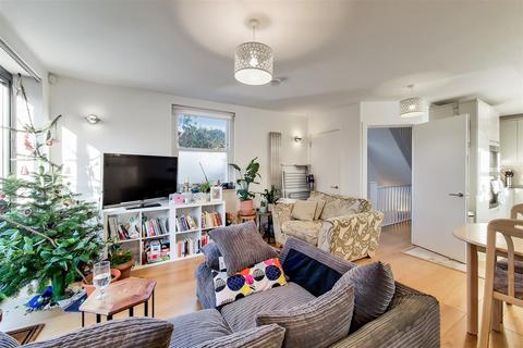 4 bedroom semi-detached house to rent, Niton Street, London