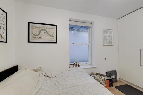 4 bedroom semi-detached house to rent, Niton Street, London