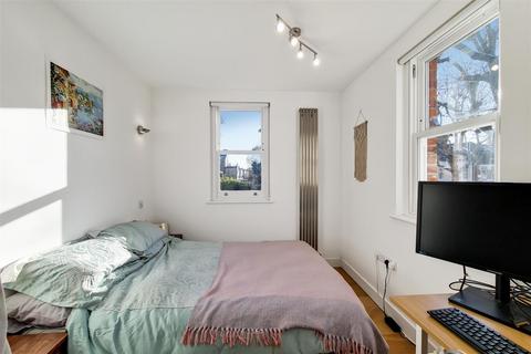4 bedroom semi-detached house to rent, Niton Street, London