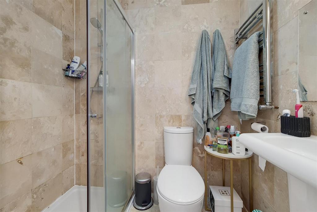 11 Ensuite 2-0.jpg