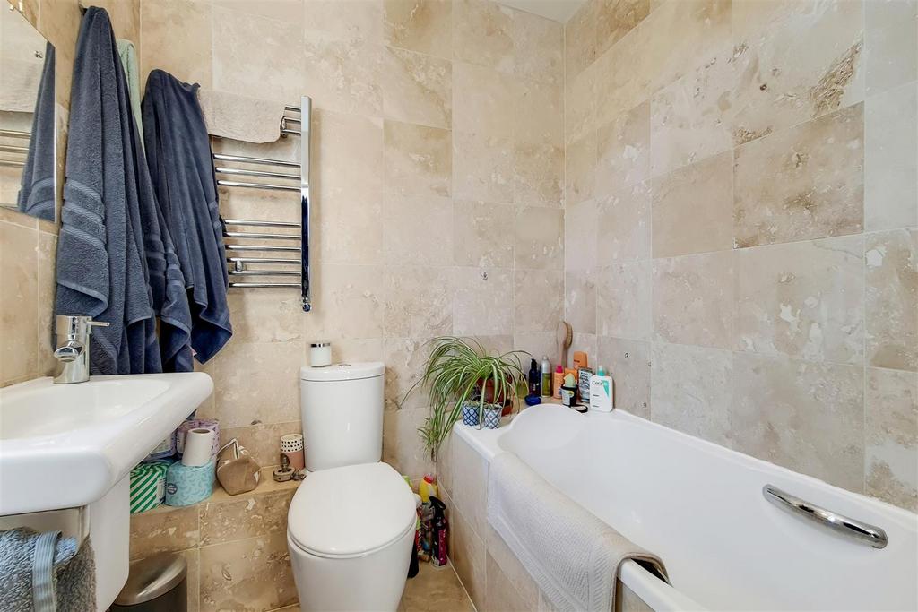 13 Ensuite 3-0.jpg
