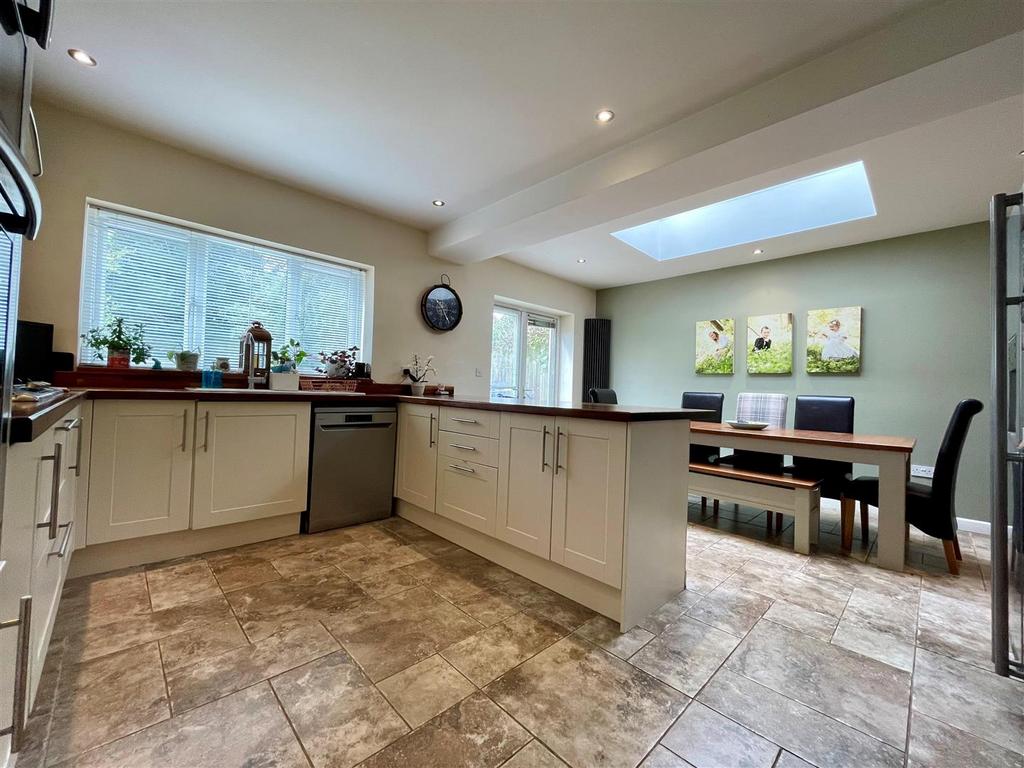 Kitchen x3.jpg