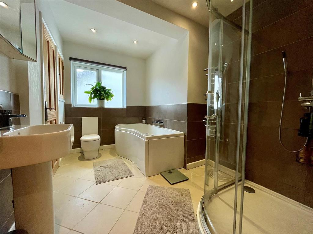 Main Bathroom.jpg